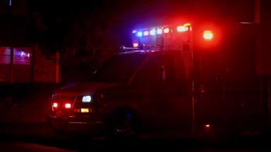 纽约视图后闪烁的灯紧急服务救护车<strong>夜间</strong>救护车前面